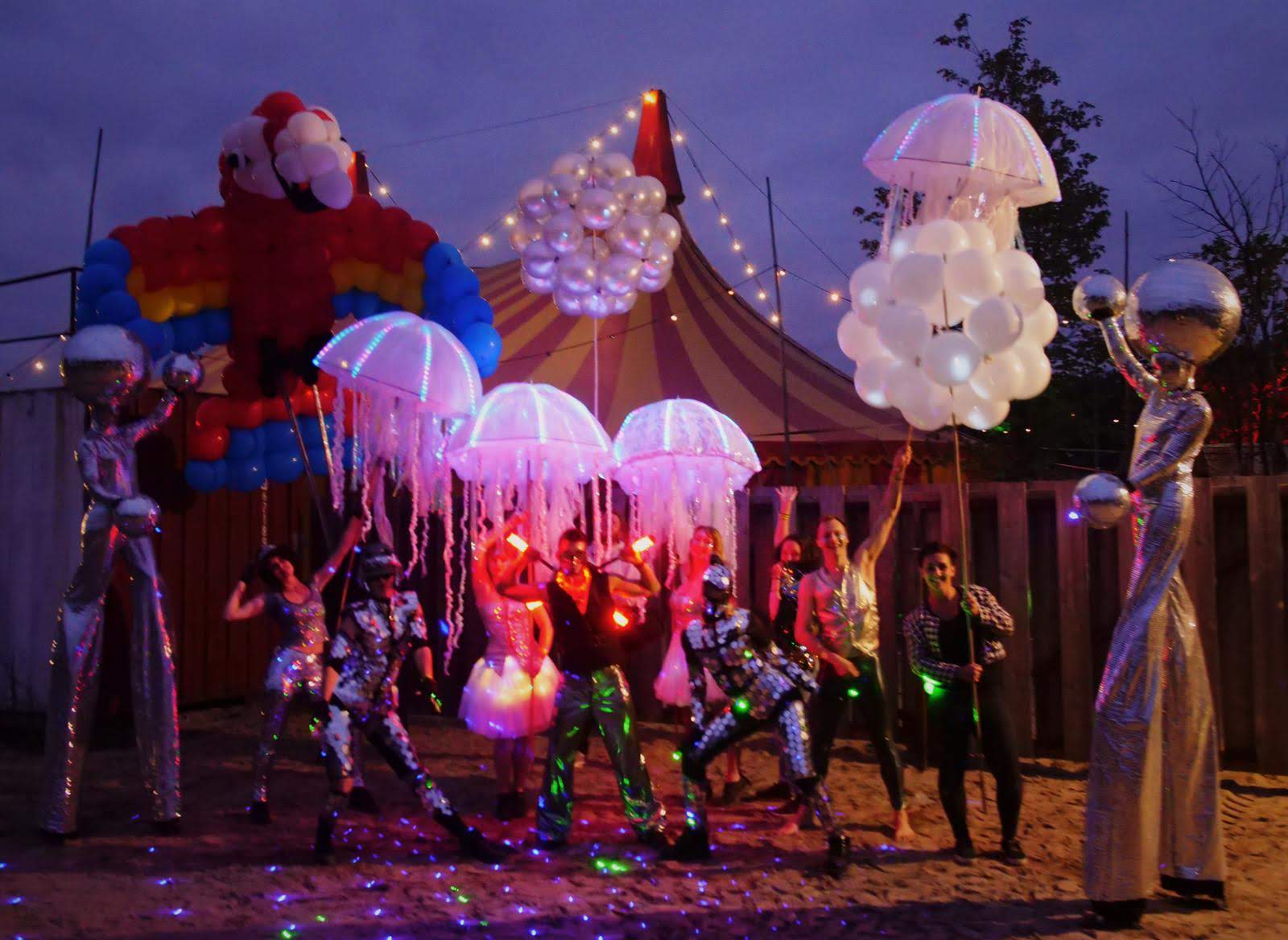 Parrot jellyfish stilt walkers at Zomer Circus — Float of Thin Air