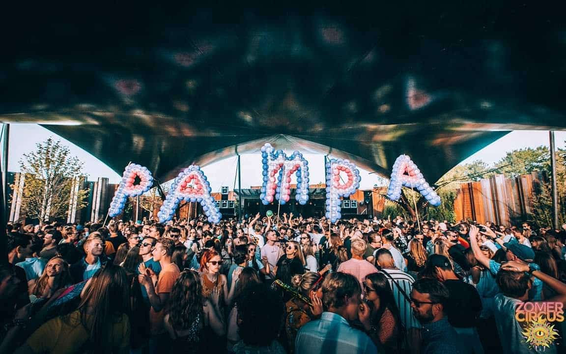 Spellbound balloon letters spelling PAMPA held above the crowd inside the tent at Zomer Circus in Amsterdam (2019)