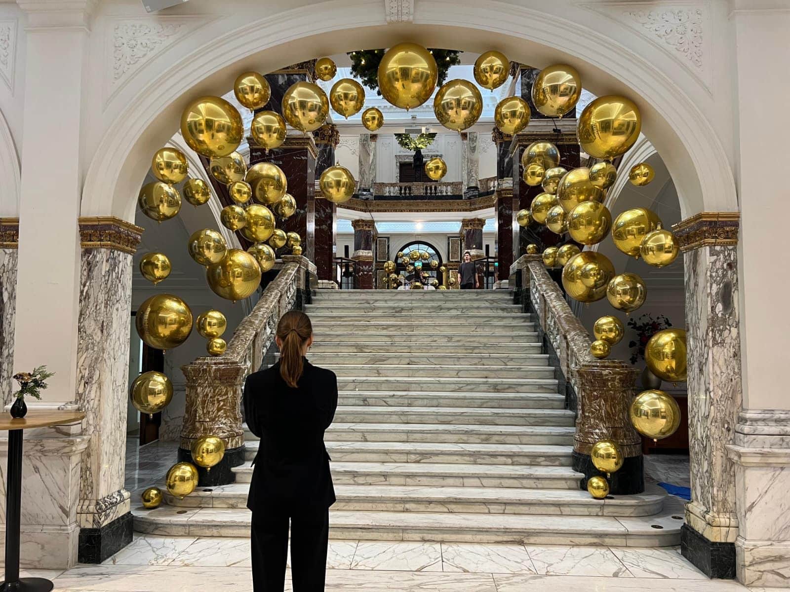 Goldene Ballons auf Marmor — Magnum im KIT