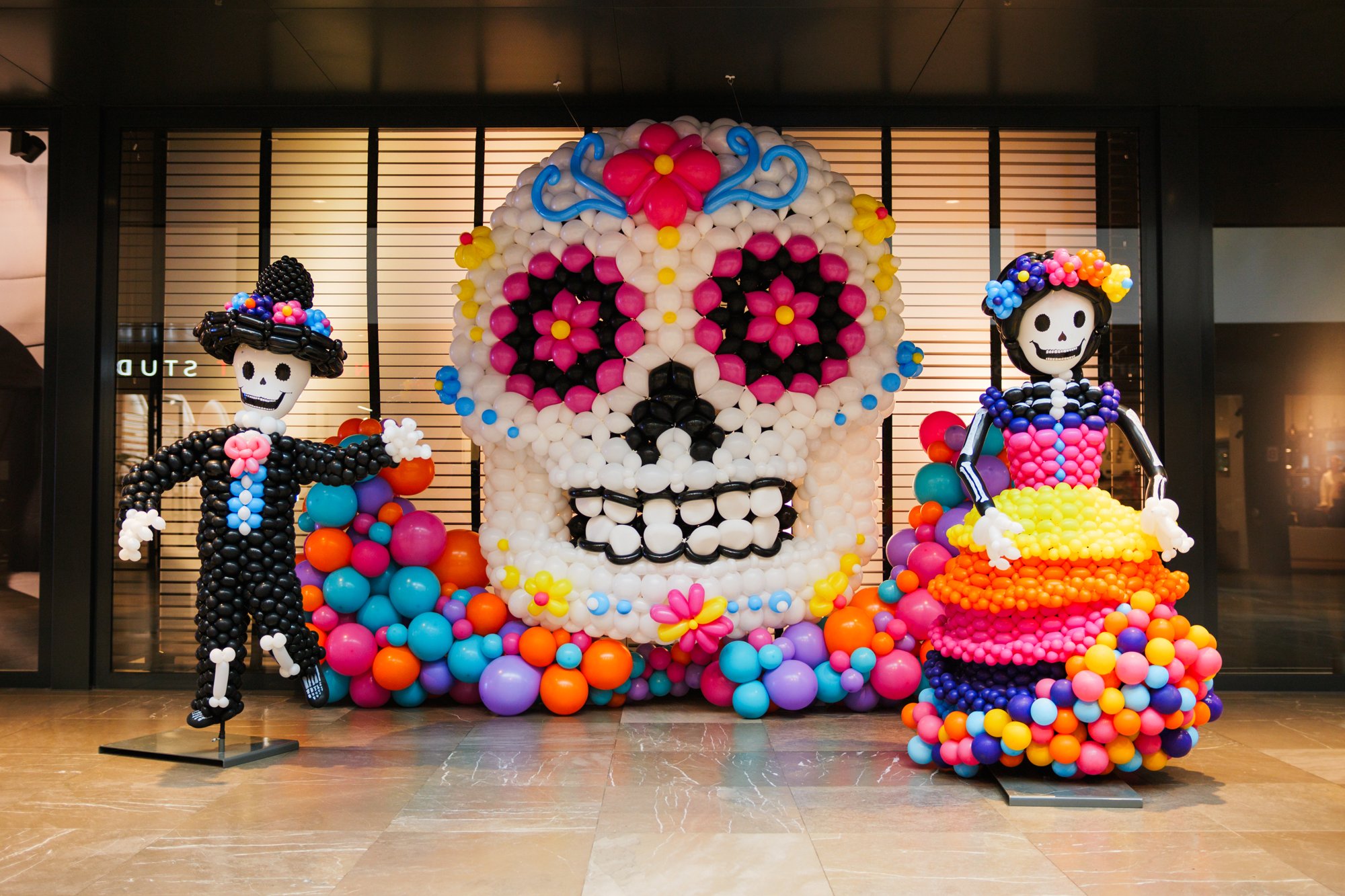Balloon sugar skull with Día de los Muertos couple at Gelderlandplein (2026) — Design: Compagnie Les Allumeurs — Photo: zestien:negen
