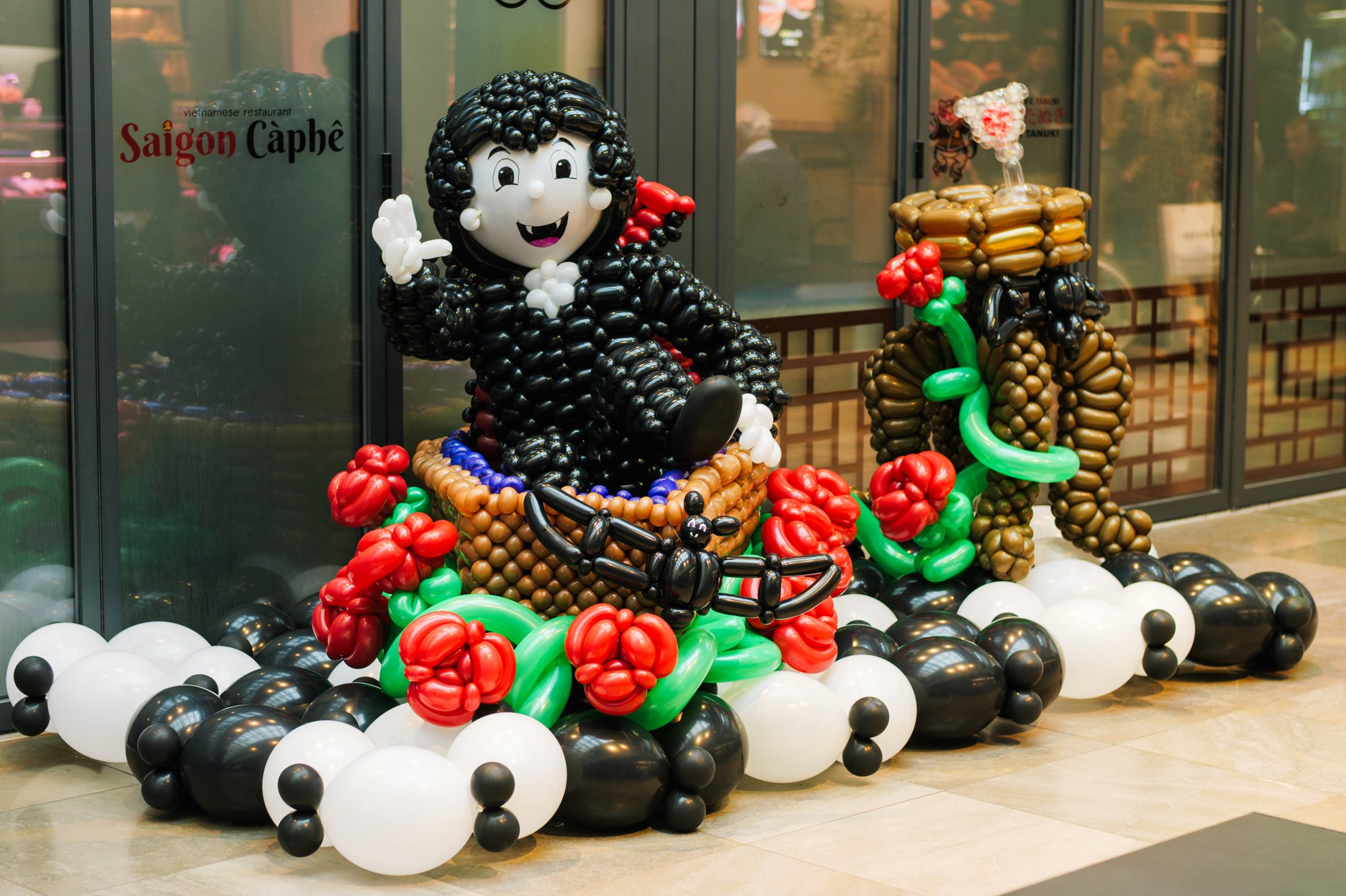 Balloon vampire in his coffin at Gelderlandplein (2026) — Design: Compagnie Les Allumeurs — Photo: zestien:negen