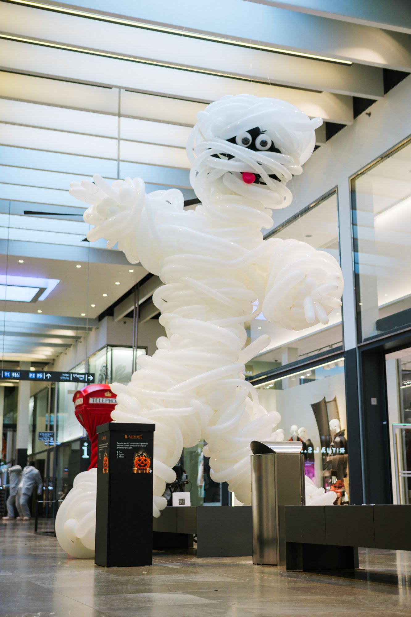 Giant white balloon mummy at Gelderlandplein (2026) — Design: Micha de Haan — Photo: zestien:negen