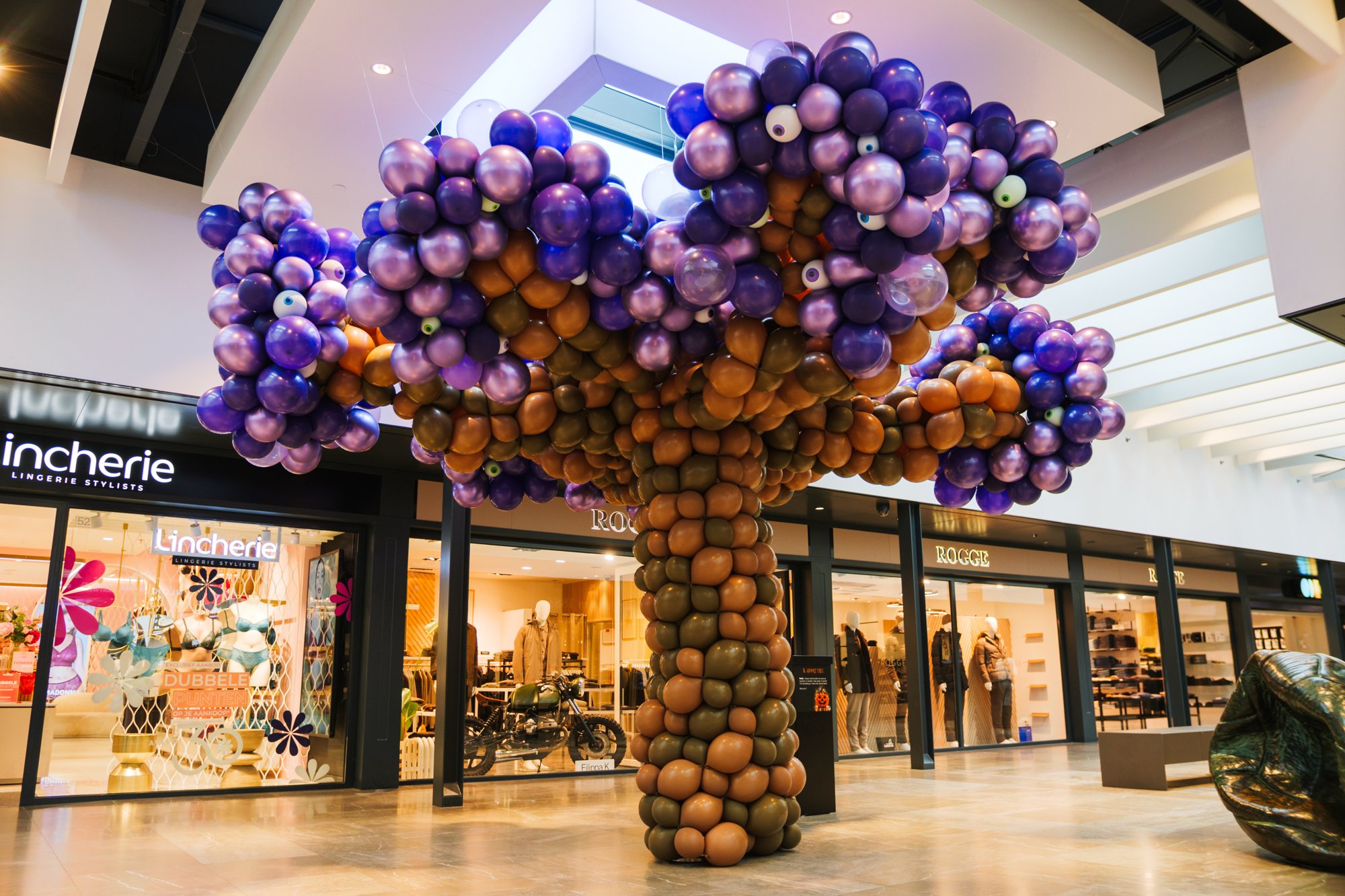 Purple and brown balloon spooky tree at Gelderlandplein (2026) — Design: Wim Vogel, Birgit Bourgonje and Bidou — Photo: zestien:negen