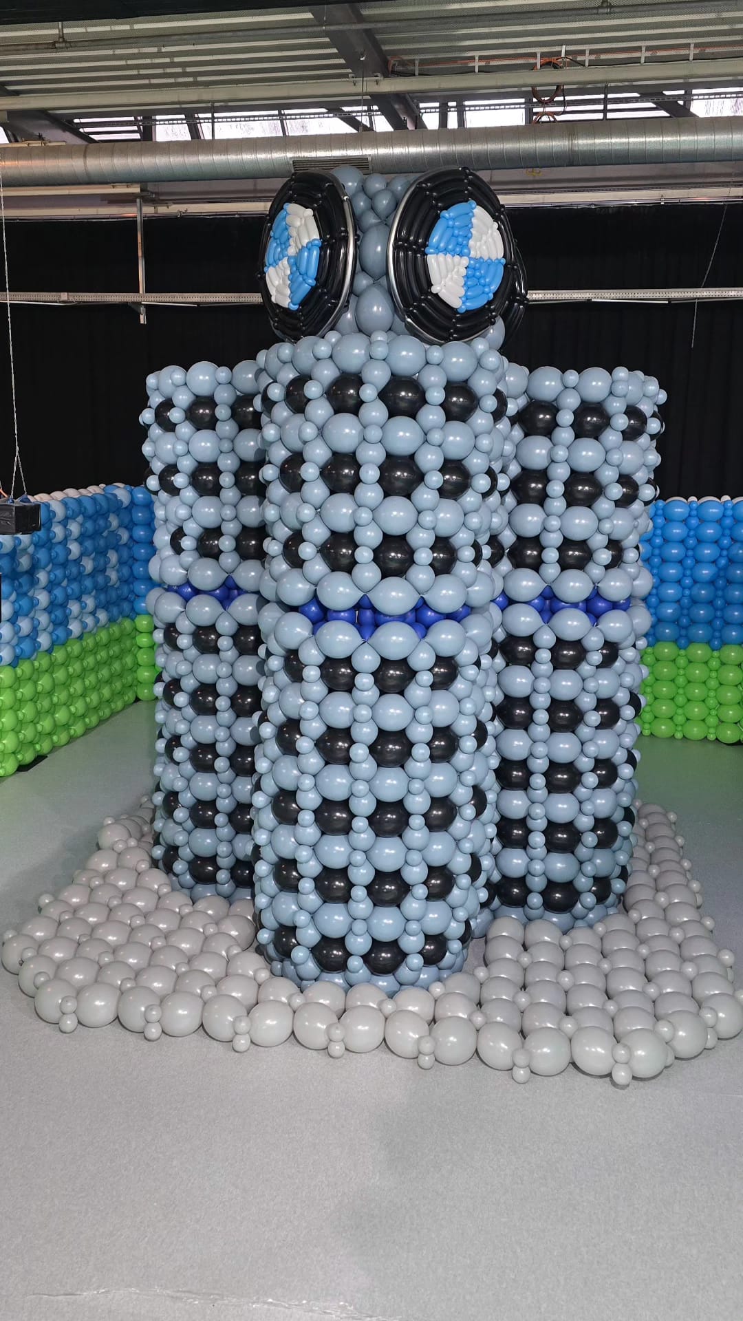 Die fertige BMW-Vierzylinder-Ballonskulptur bei den Luftballonwelten München — Foto: Micha de Haan