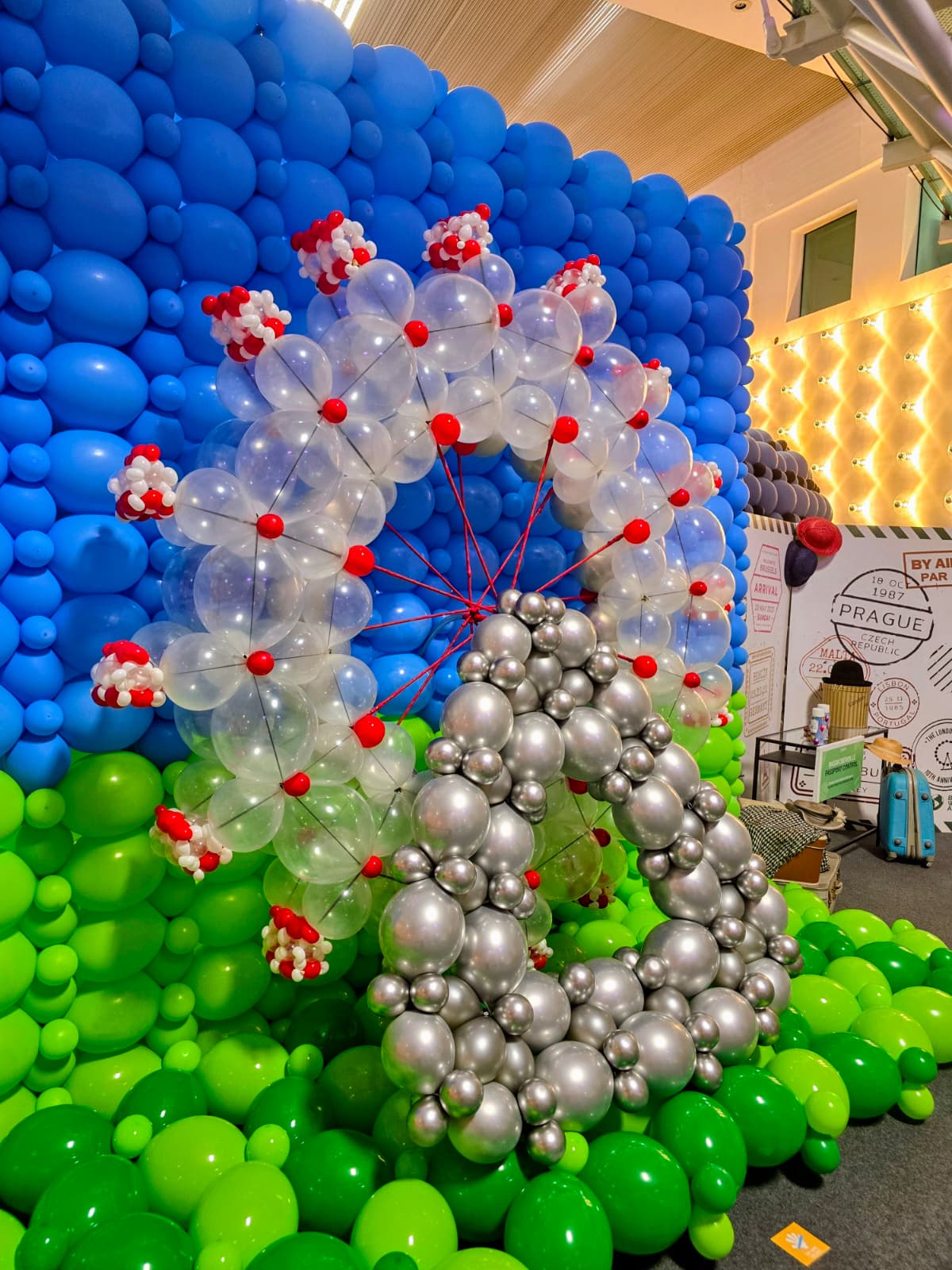 Das Wiener Riesenrad als Ballonskulptur bei den Luftballonwelten München