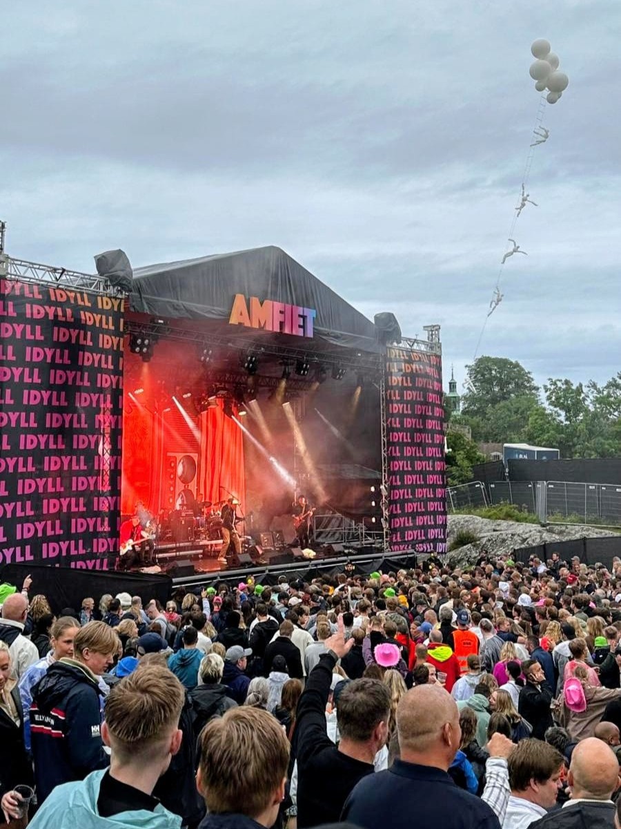 Balloon ladder disappearing into cloud of balloons — Walkway into Heaven