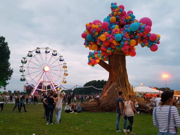 Balloon Tree_Ecological Balloons_Buiten_Westen_2016_Out Of Thin Air