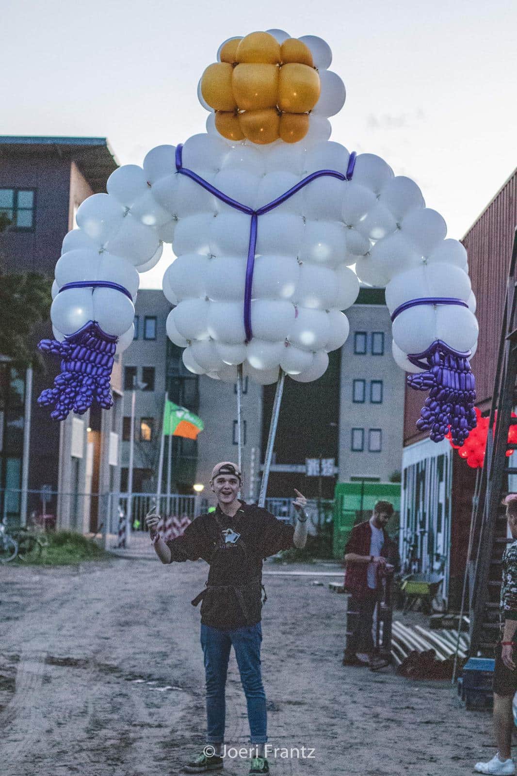White giant balloon astronaut figure photographed in an urban setting backstage at Thuishaven (2019) — photo by Joeri Frantz — Titans of Air