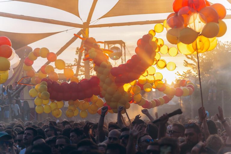 Phoenix sculpture and garlands at sunset at Thuishaven — Titans of Air